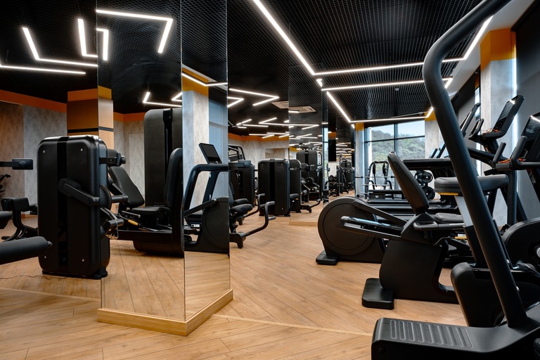 Trainingsgeräte in einem modernen Fitnessstudio